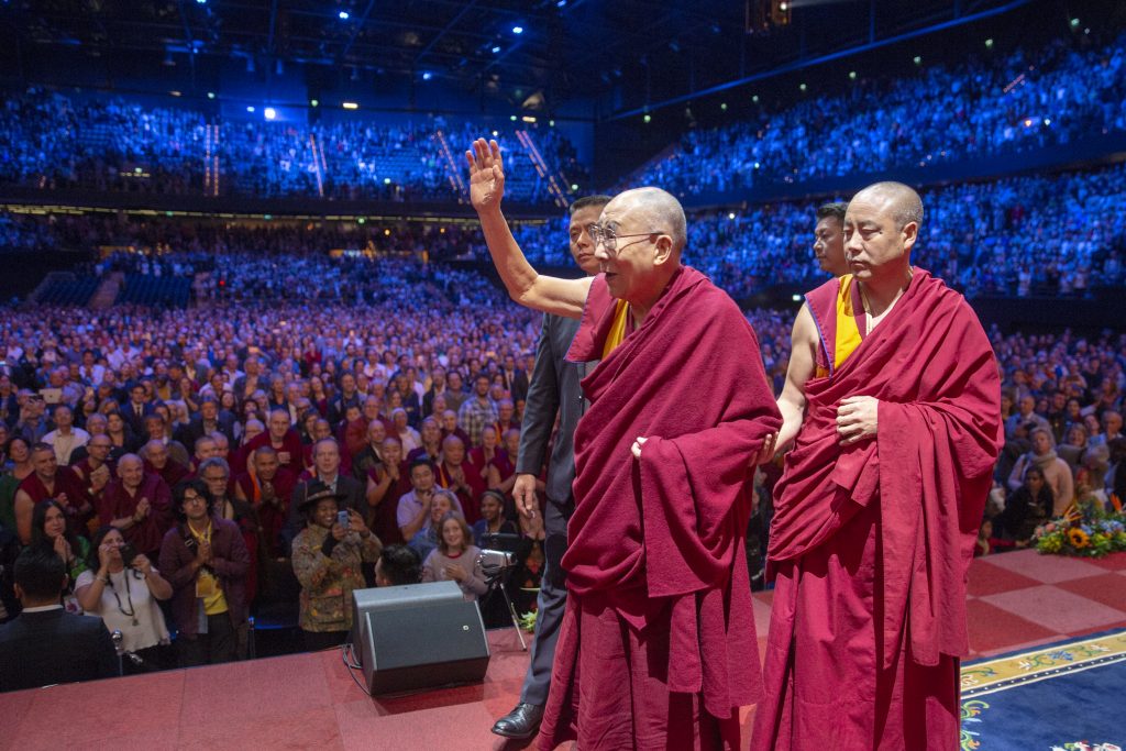 foto Dalai Lama na afloop van de lezing van 16 september 2018 in Ahoy Rotterdam, gemaakt door Jeppe Schilder